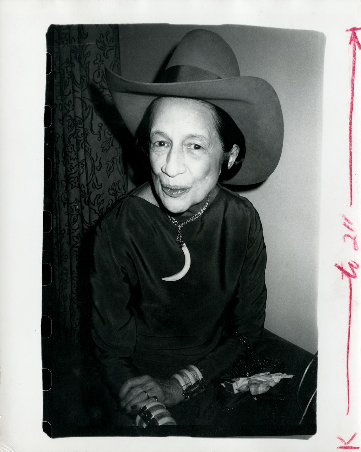 Portrait Photograph Andy Warhol - Diana Vreeland portant un chapeau de cow-boy