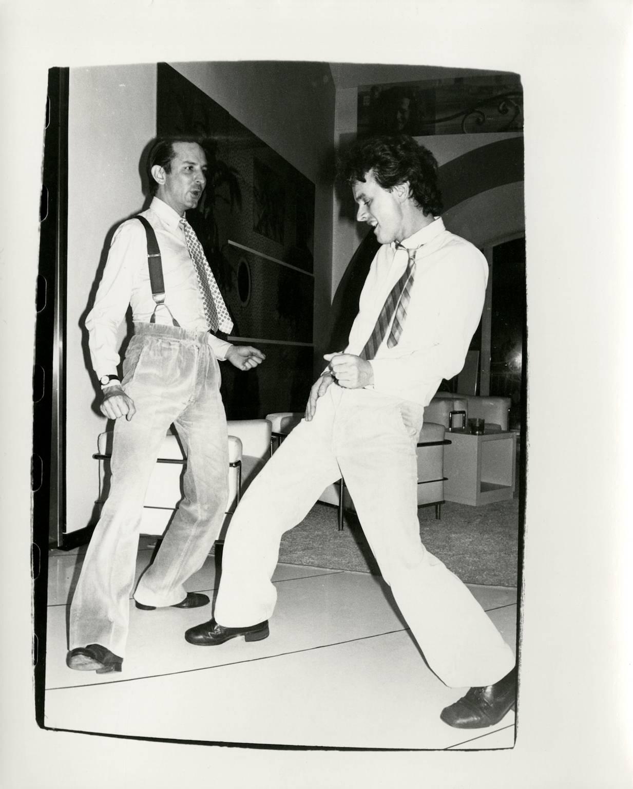 Andy Warhol, Fotografie von Fred Hughes beim Tanzen mit einem nicht identifizierten Mann, 1986