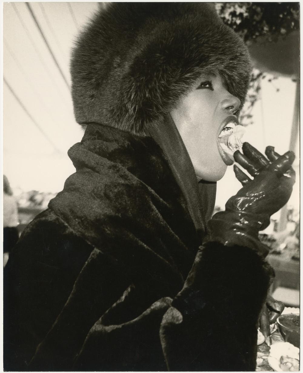 Andy Warhol Black and White Photograph – Grace Jones isst Torte