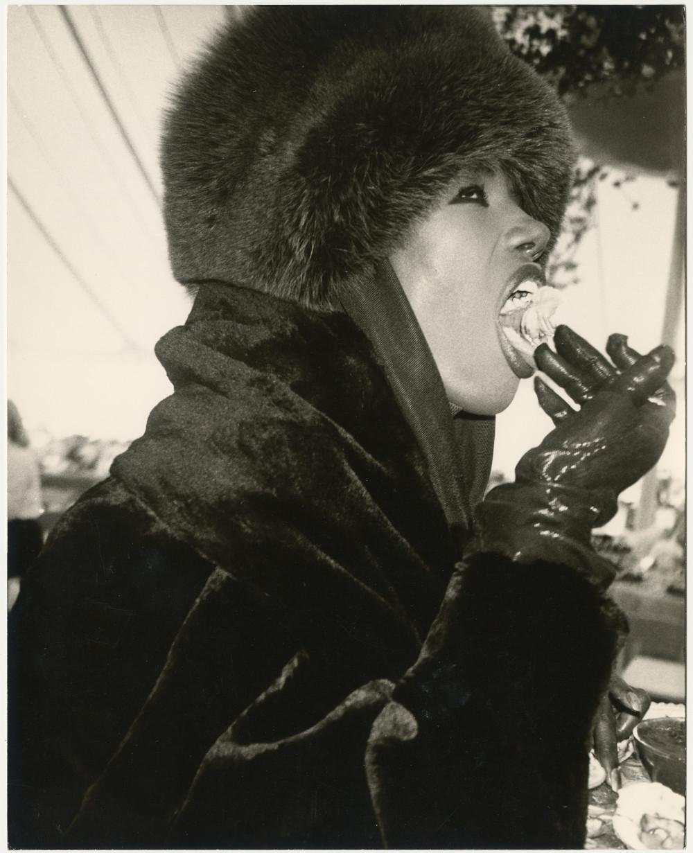 Photographie de Grace Jones mangeant un gâteau lors du mariage de Maria Shriver et Arnold Schwarzenegger à Hyannis Port, Maine, en avril 1986, prise par Andy Warhol. Jones est un musicien et un ancien mannequin. Star de la scène disco du Studio 54,