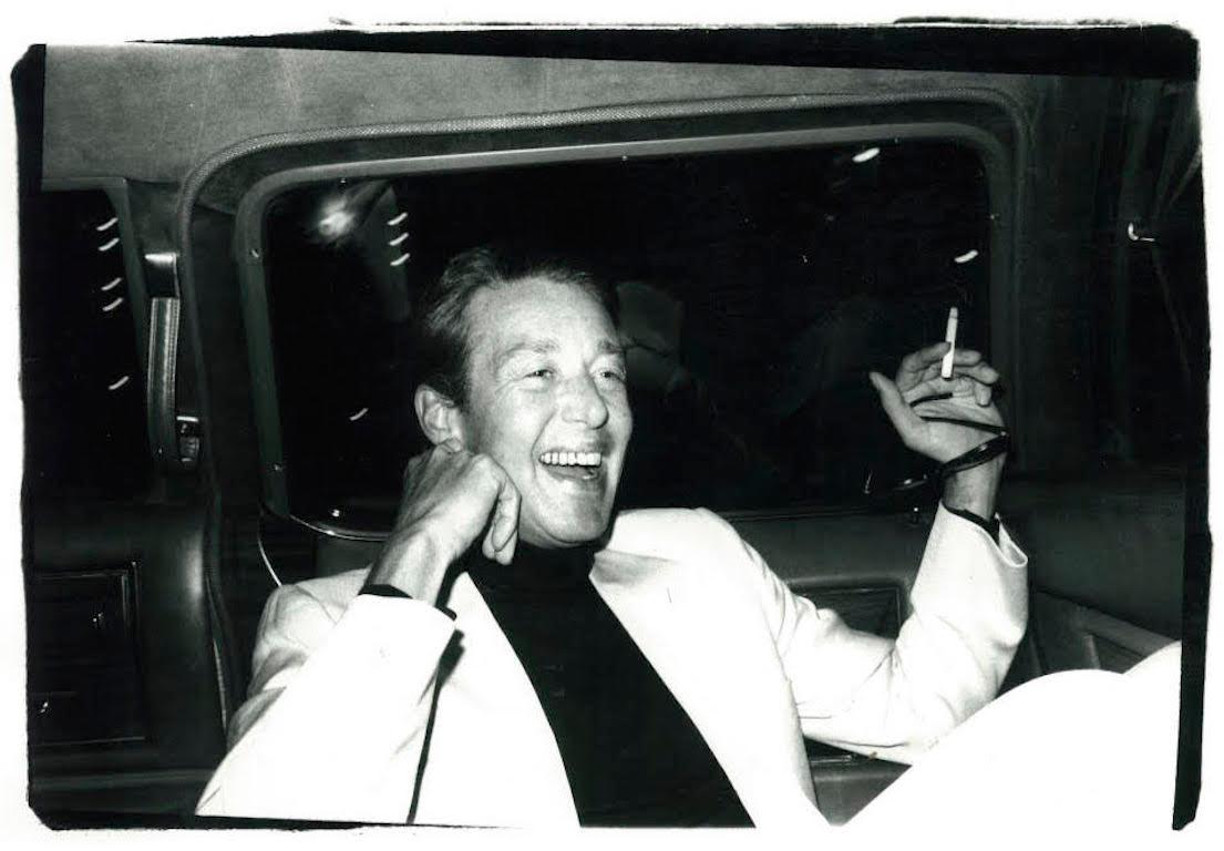 Andy Warhol Portrait Photograph – Halston in einem Limo