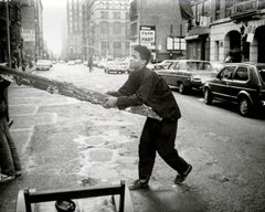 Jean-Michel Basquiat transportant une échelle à Soho