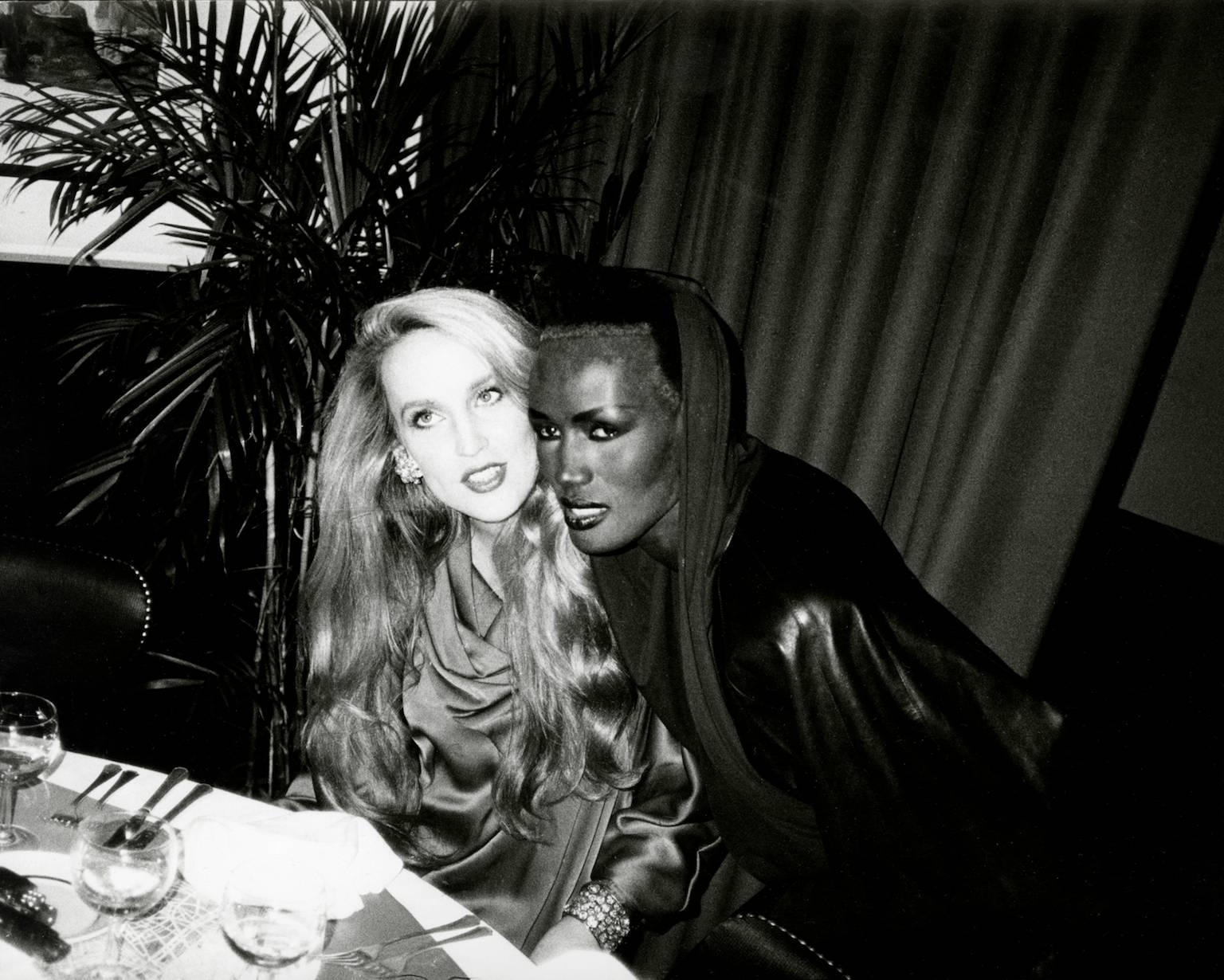 Black and White Photograph Andy Warhol - Jerry Hall and Grace Jones