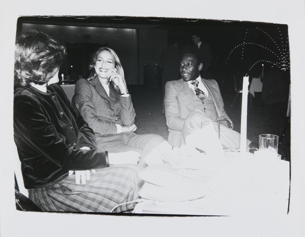 Andy Warhol Black and White Photograph – Jerry Hall und Pele