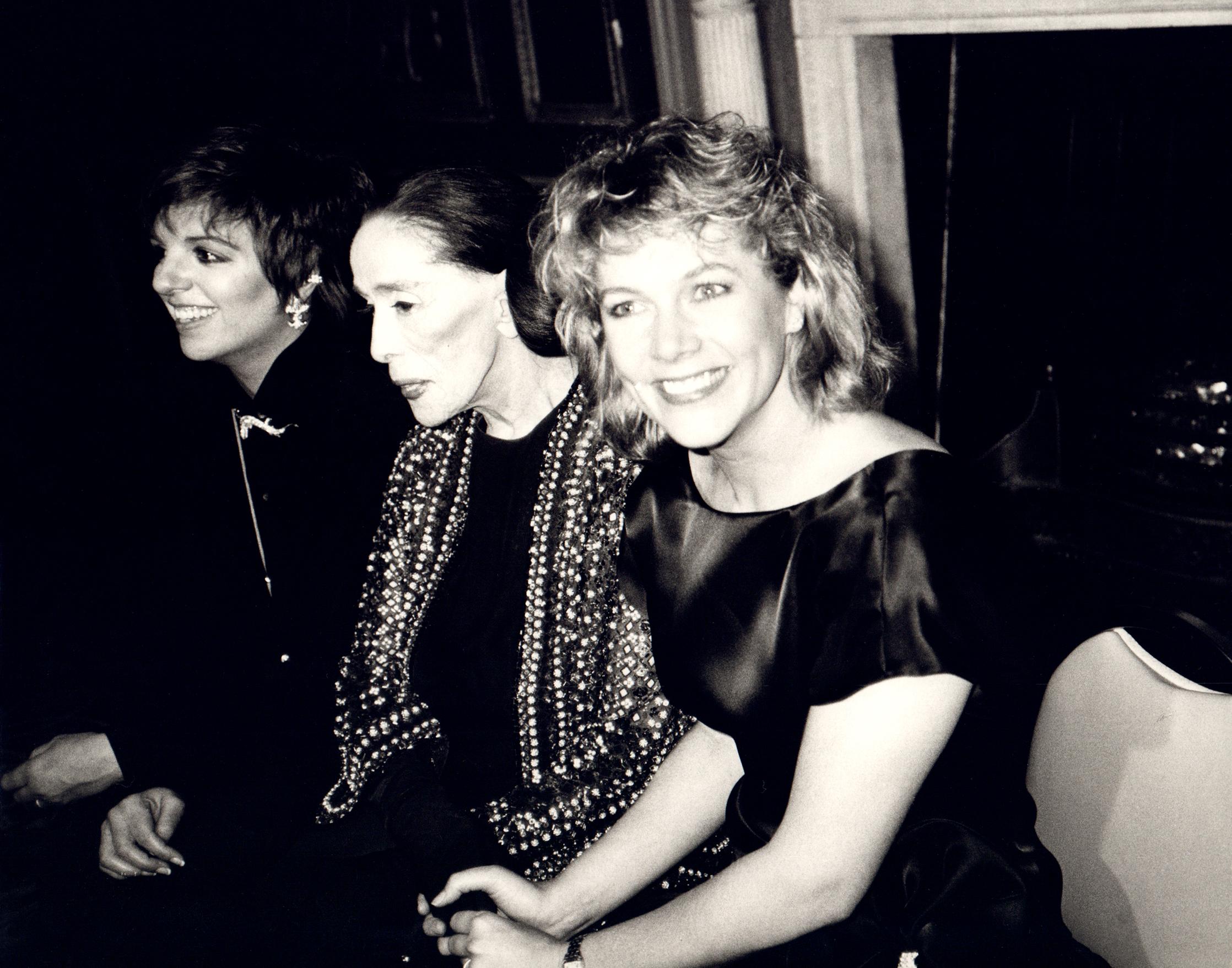 Andy Warhol Portrait Photograph – Liza Minnelli, Martha Graham und Kathleen Turner