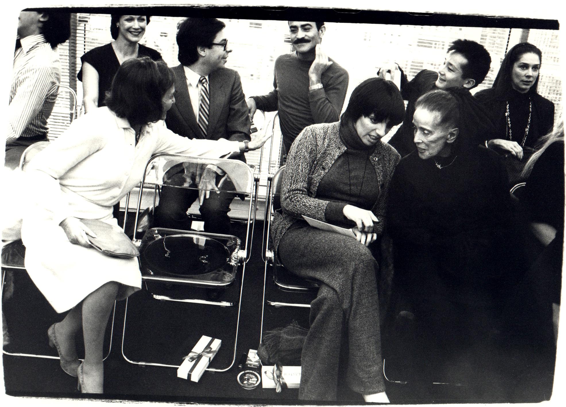 Andy Warhol Black and White Photograph – Martha Graham, Liza Minnelli und andere auf der Halston-Modeschau