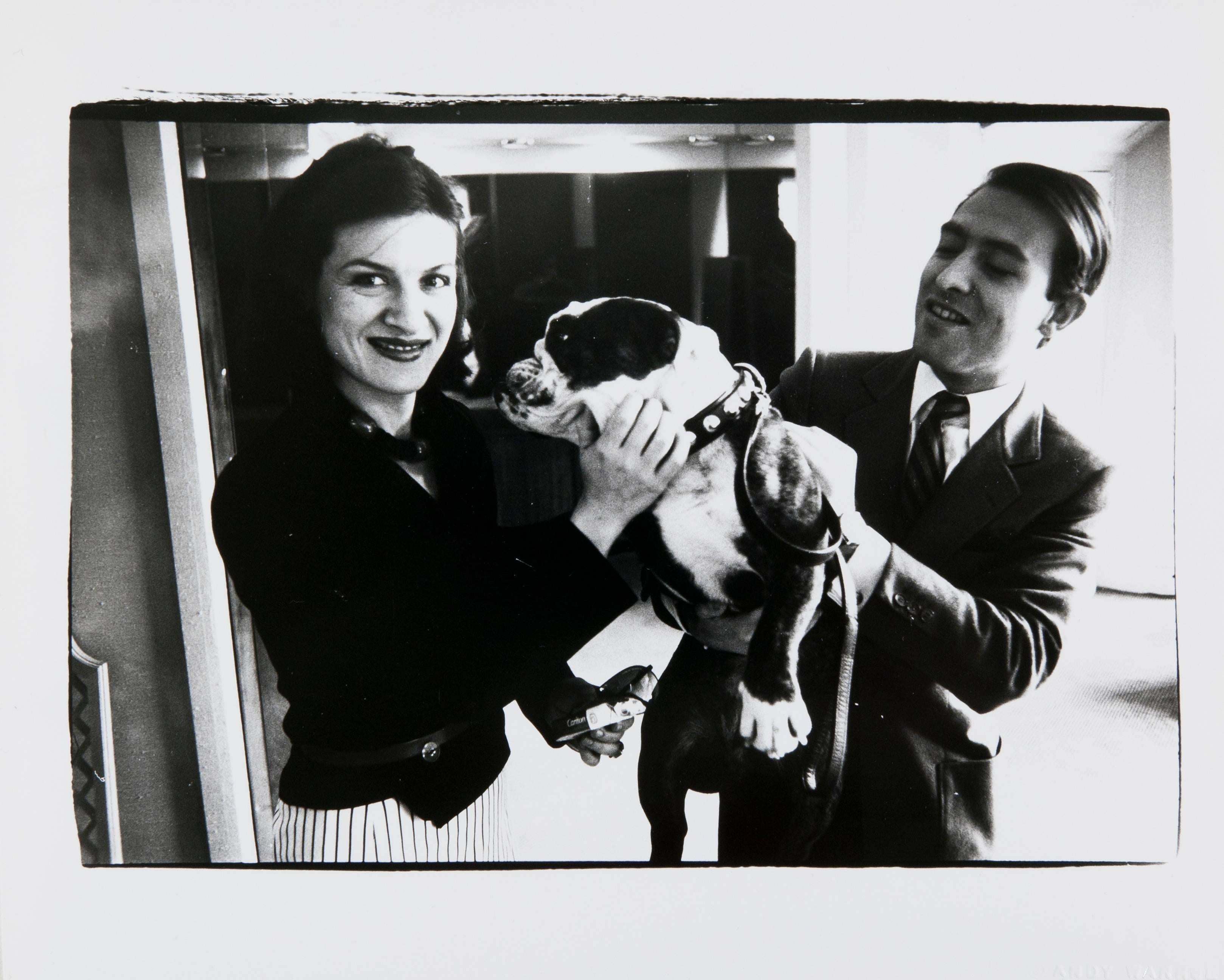 Andy Warhol Portrait Photograph – Paloma Picasso und Raphael Lopez Sanchez mit einem Hund