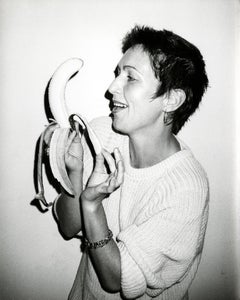 Fotograf Andy Warhol, Fotografie von Pat Hackett, der eine Banane schöpft, um 1986