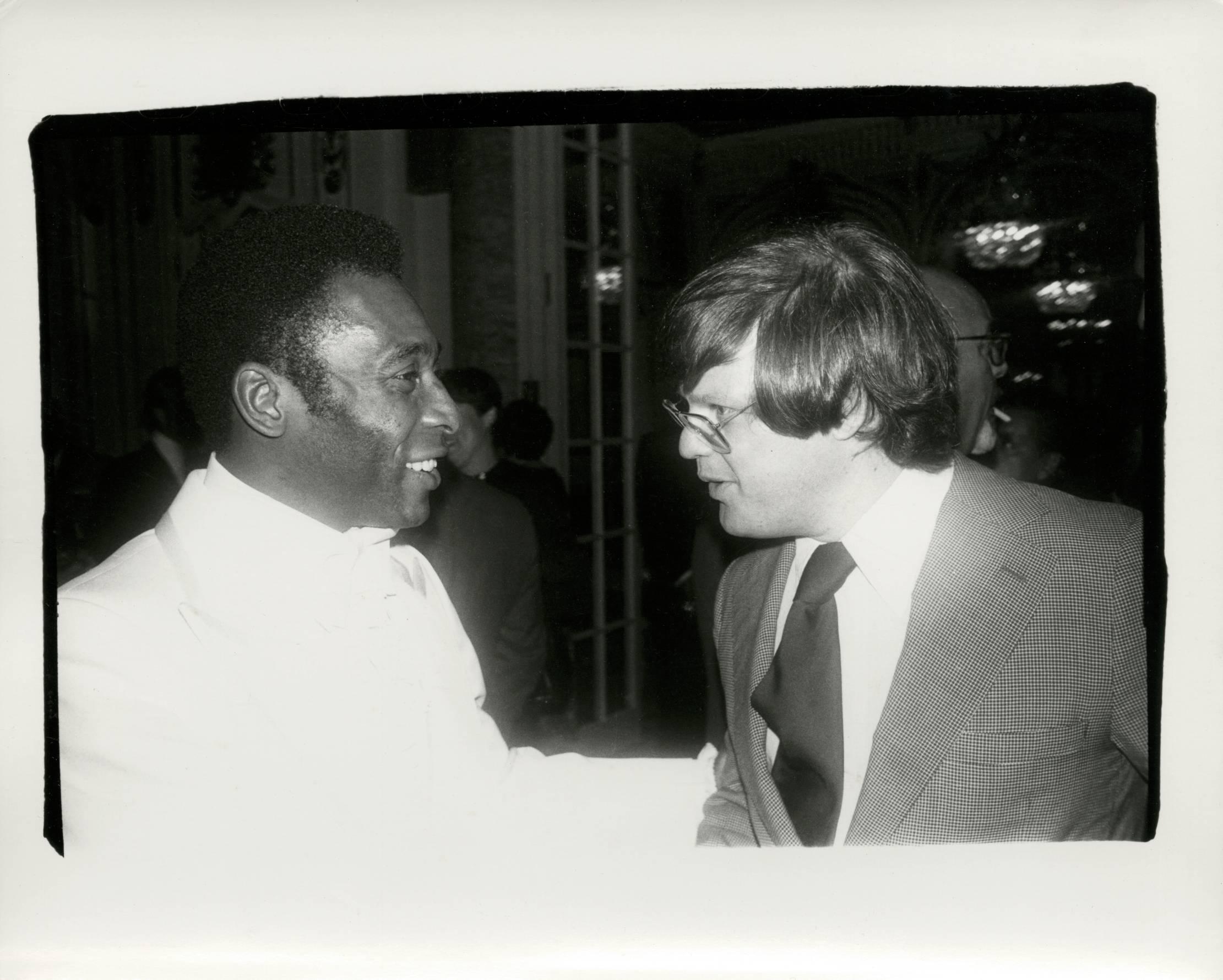 Andy Warhol Portrait Photograph – Foto von Pelé und Richard Weisman