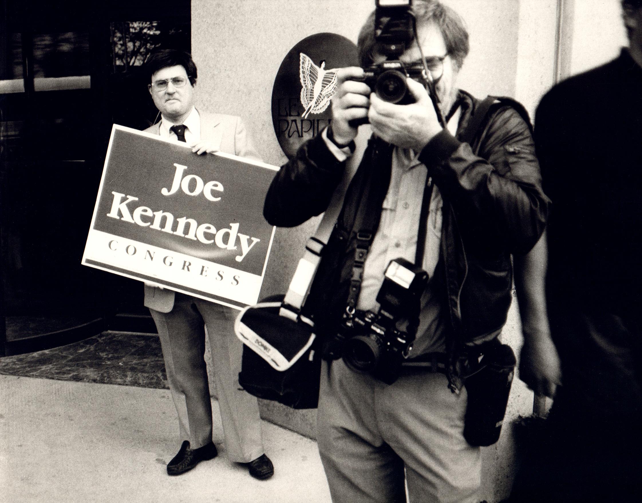 Andy Warhol Portrait Photograph – Richard Weisman bei der Joe Kennedy Rally