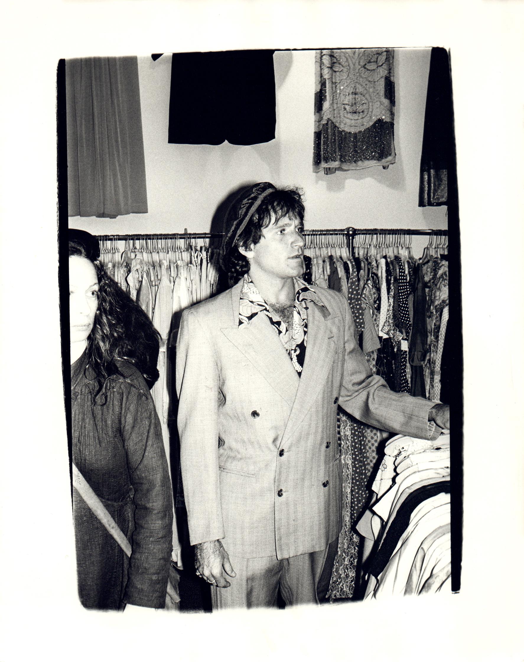 Andy Warhol Black and White Photograph – Fotografie von Robin Williams in einem Thrift Store im Dorf