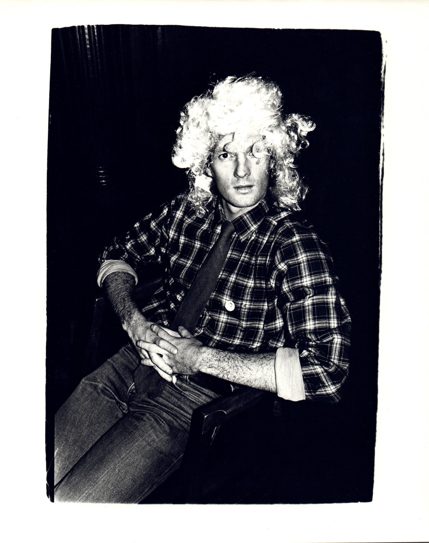 Portrait Photograph Andy Warhol - Mannequin non identifié portant un aigle, peut-être Thomas Ammann