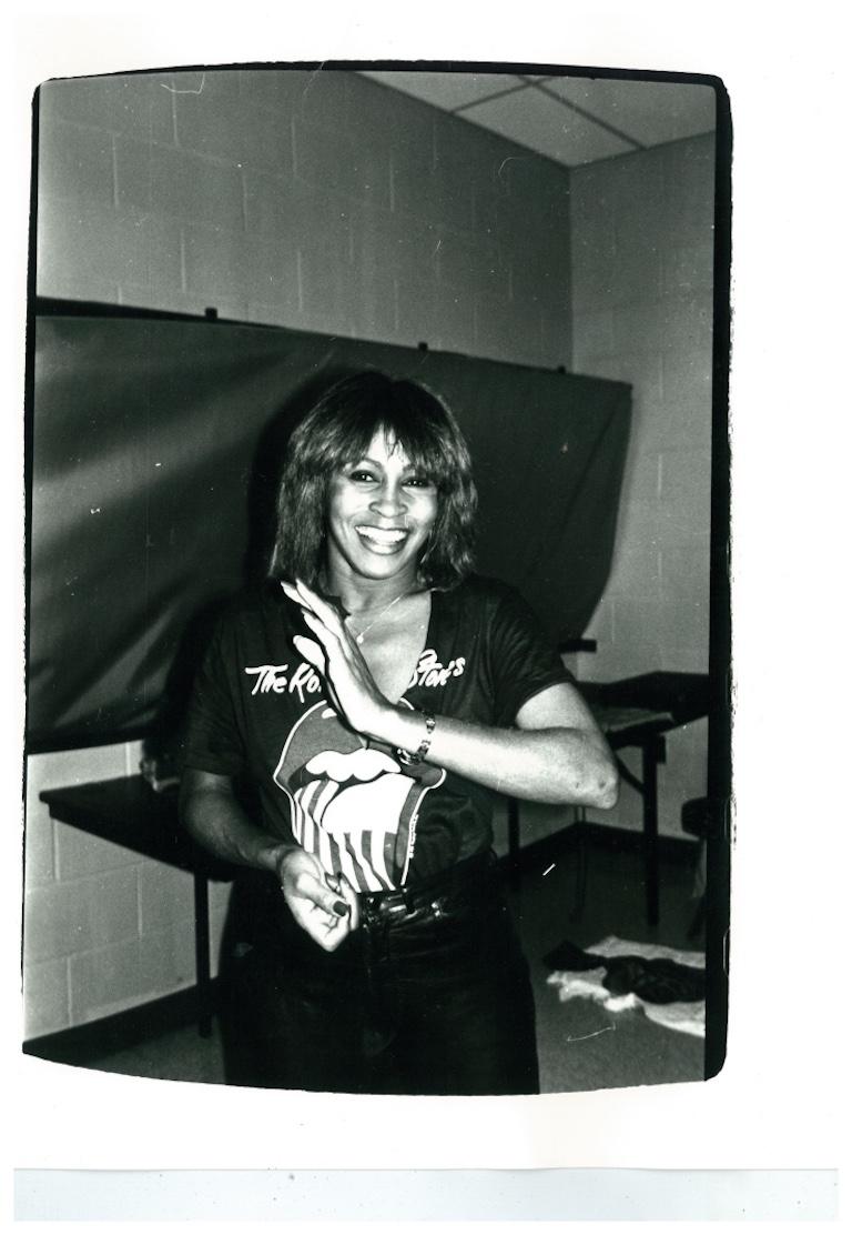 Andy Warhol Black and White Photograph – Tina Turner (Rückenlehne bei einem Konzert der Rolling Stones)