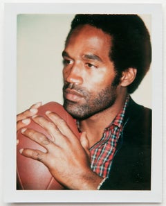 Andy Warhol, fotografia polaroid di OJ Simpson con in mano un pallone da football, 1977