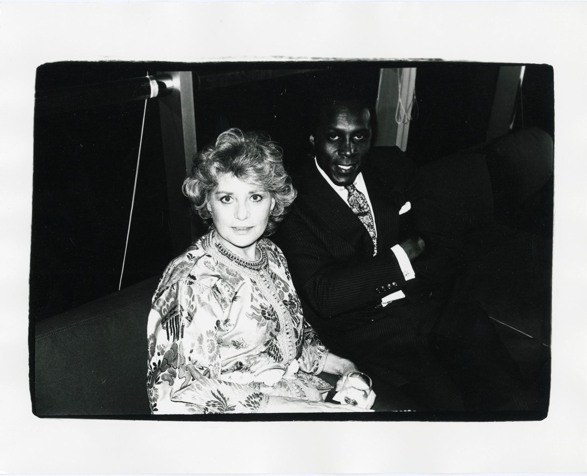 Black and White Photograph Andy Warhol - Barbara Walters avec Vernon Jordan