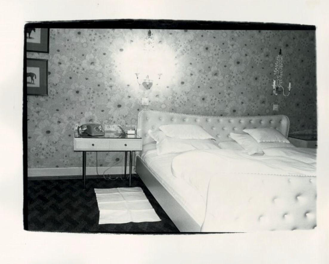 Black and White Photograph Andy Warhol - Chambre