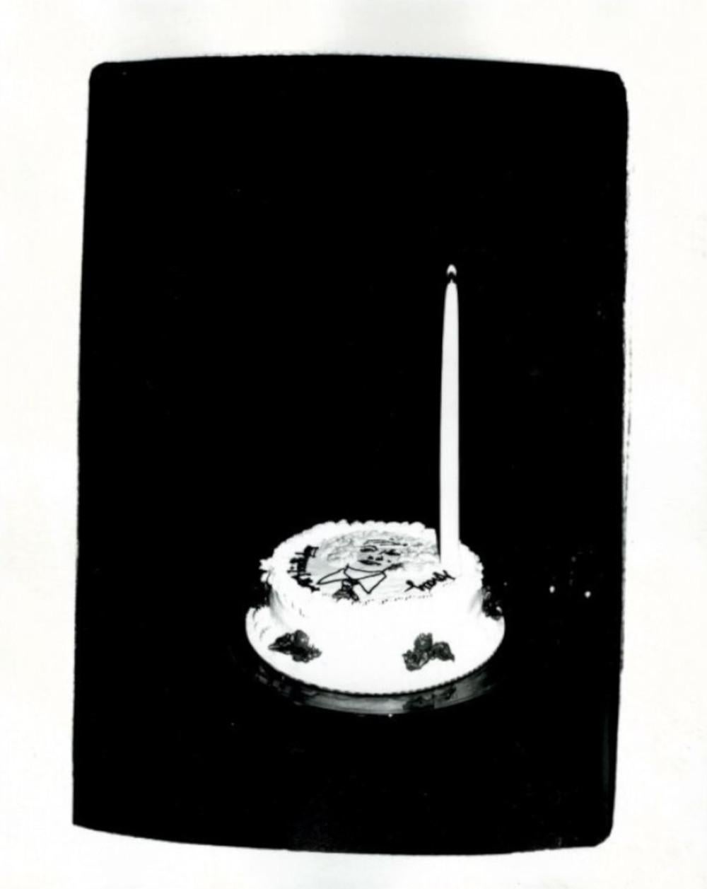 Black and White Photograph Andy Warhol - Cache-cadeau de anniversaire pour Andy