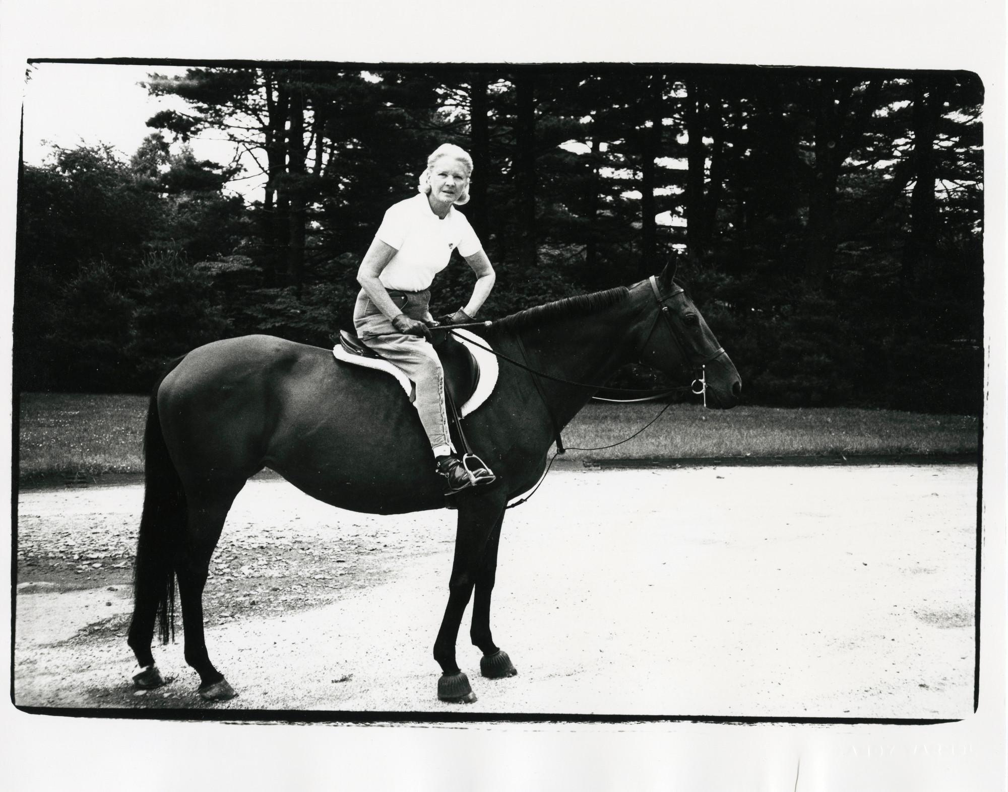 Black and White Photograph Andy Warhol - Guest Riding Horse, cheval cabré par le propriétaire