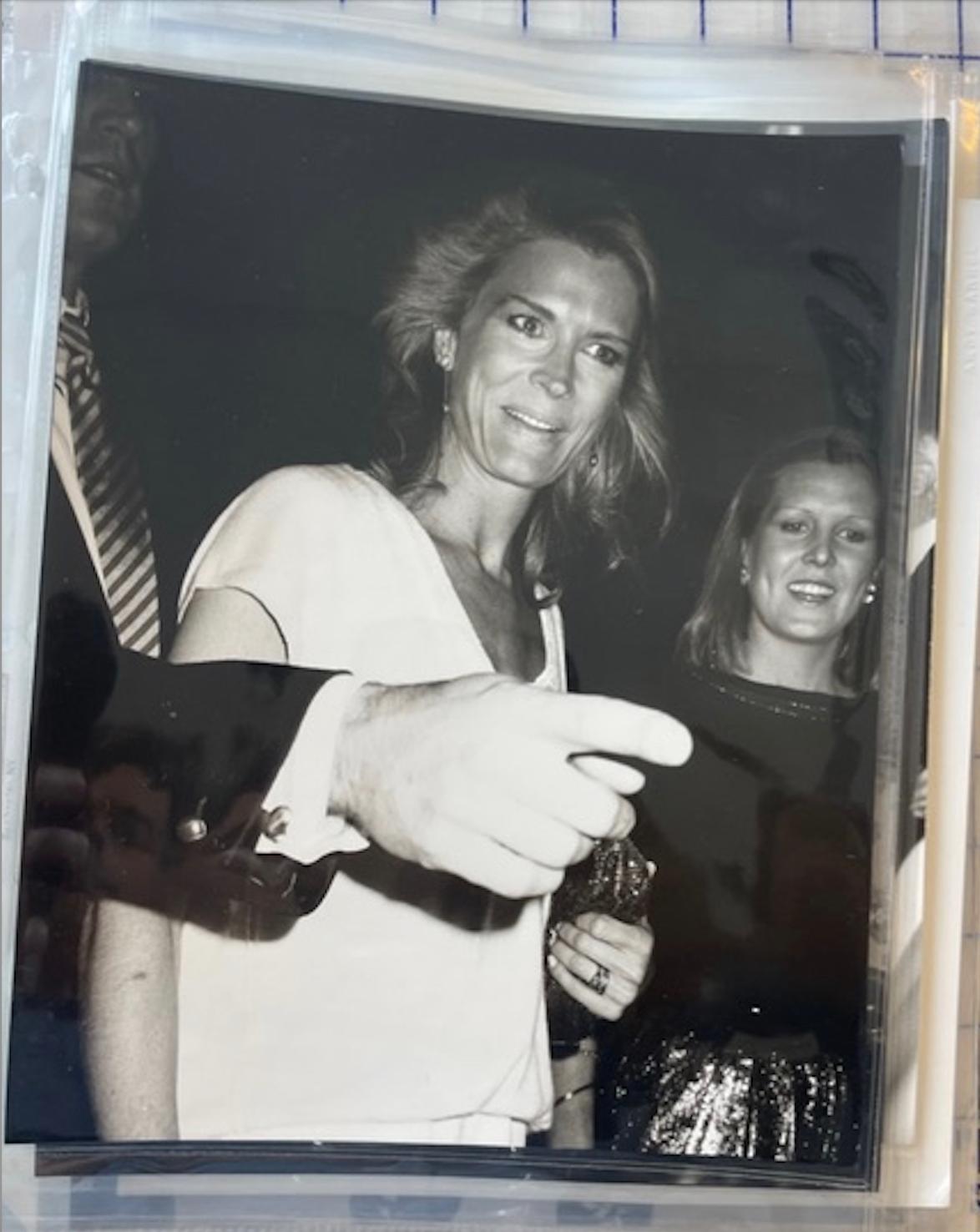 Candice Bergen e gli ospiti - Photograph di Andy Warhol