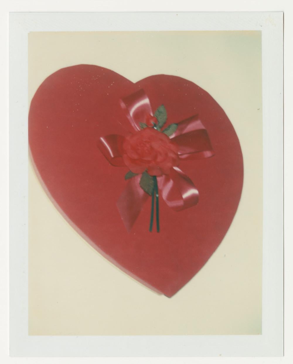 Andy Warhol Color Photograph – Pralinenschachtel