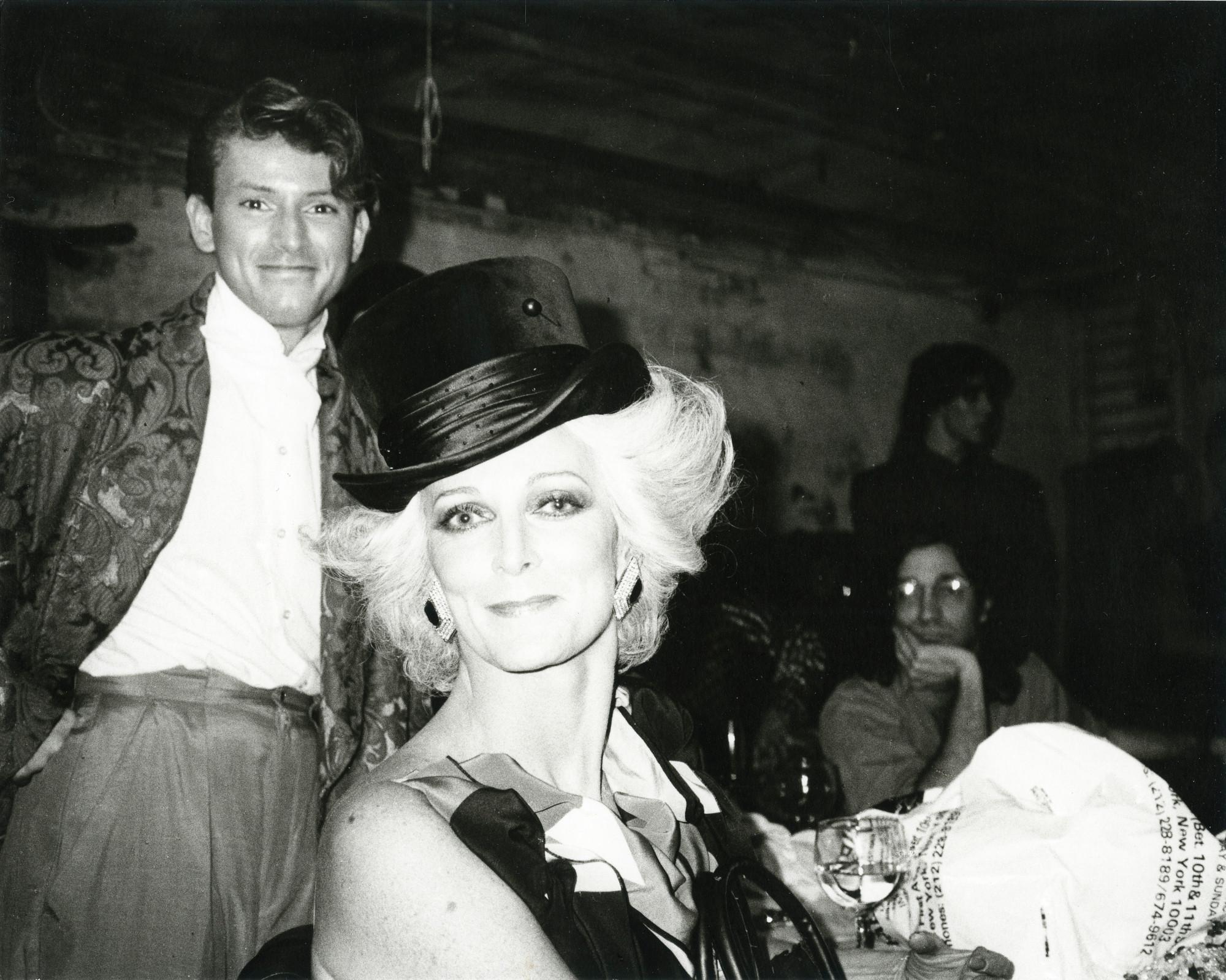 Portrait Photograph Andy Warhol - Carmen Dell'Orefice et un homme non identifié