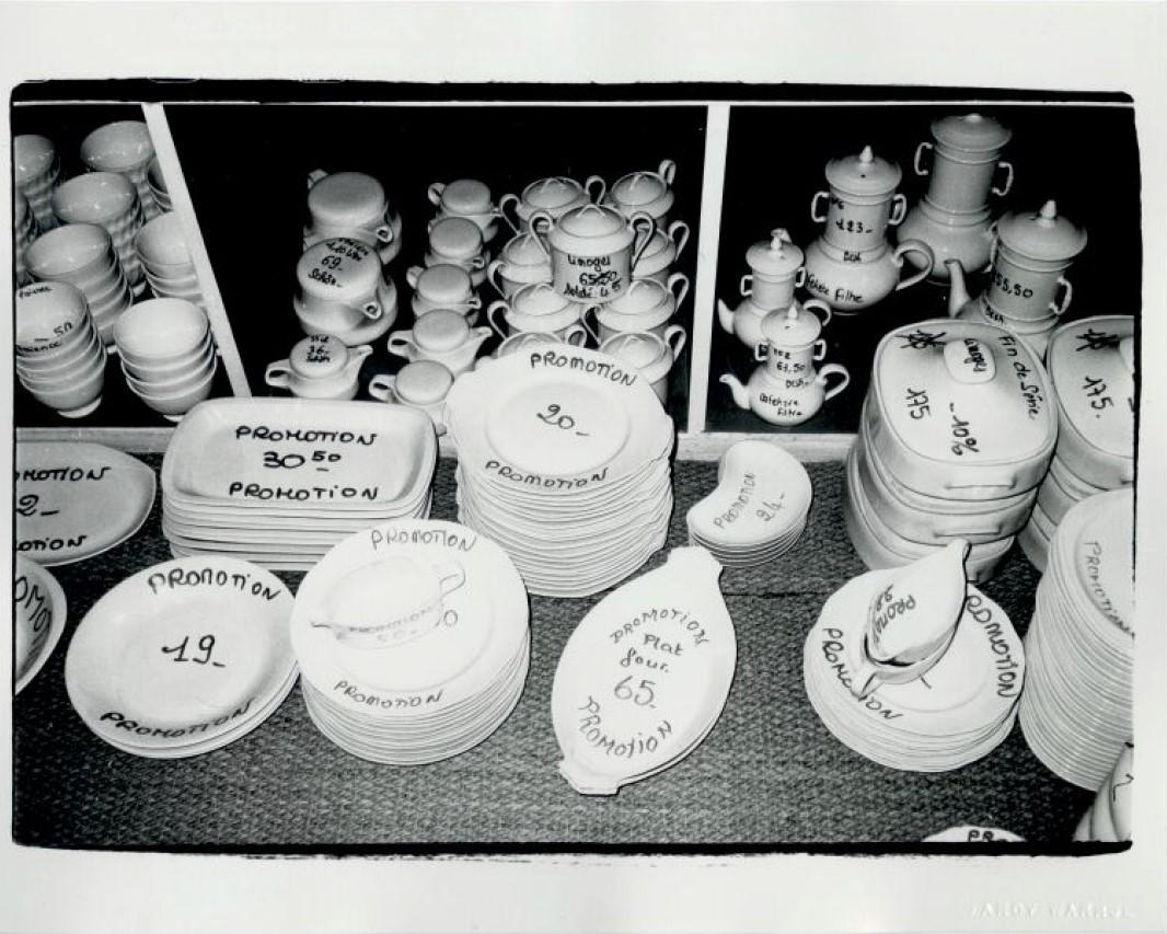 Andy Warhol Black and White Photograph – Keramikgeschirr und -besteck