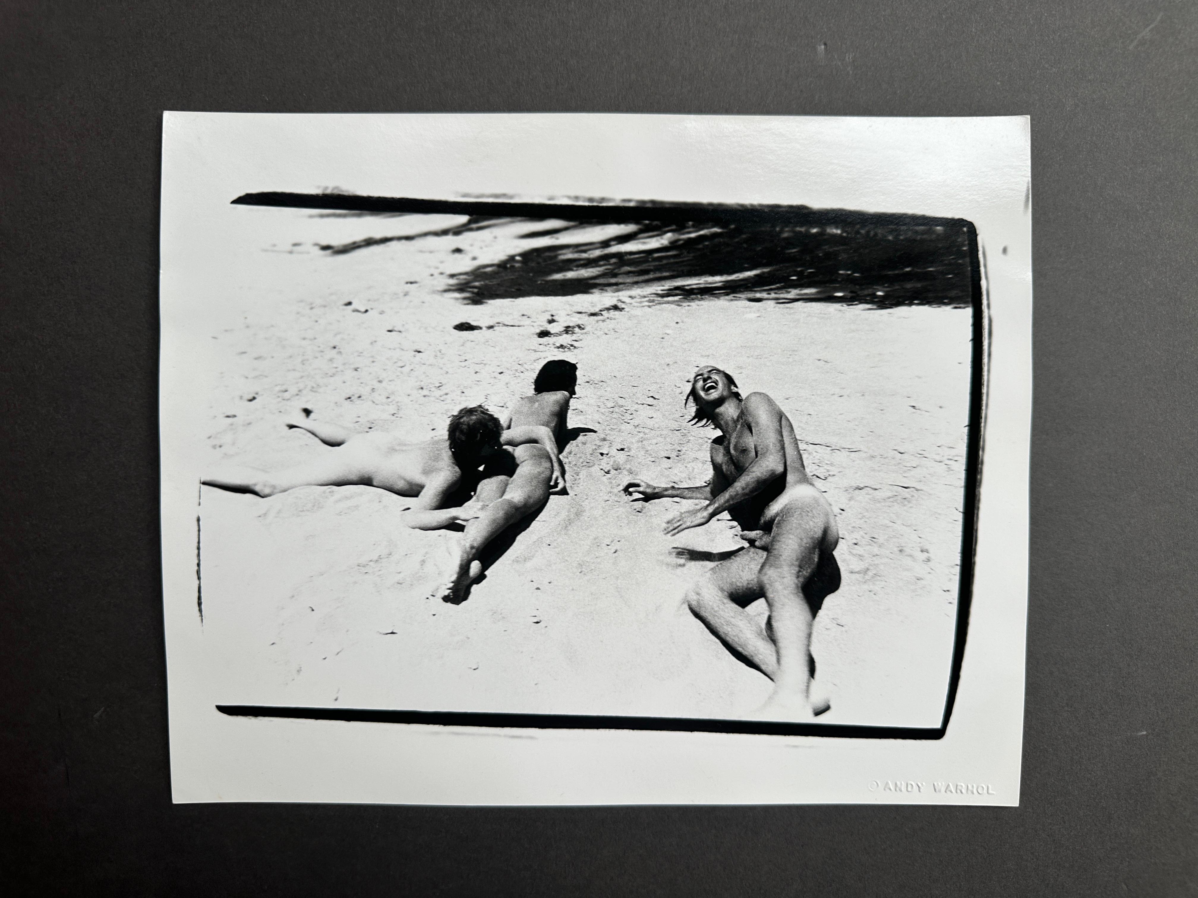 Chris Makos, Pat Cleveland et Jon Gould à Montauk 2 - Pop Art Photograph par Andy Warhol