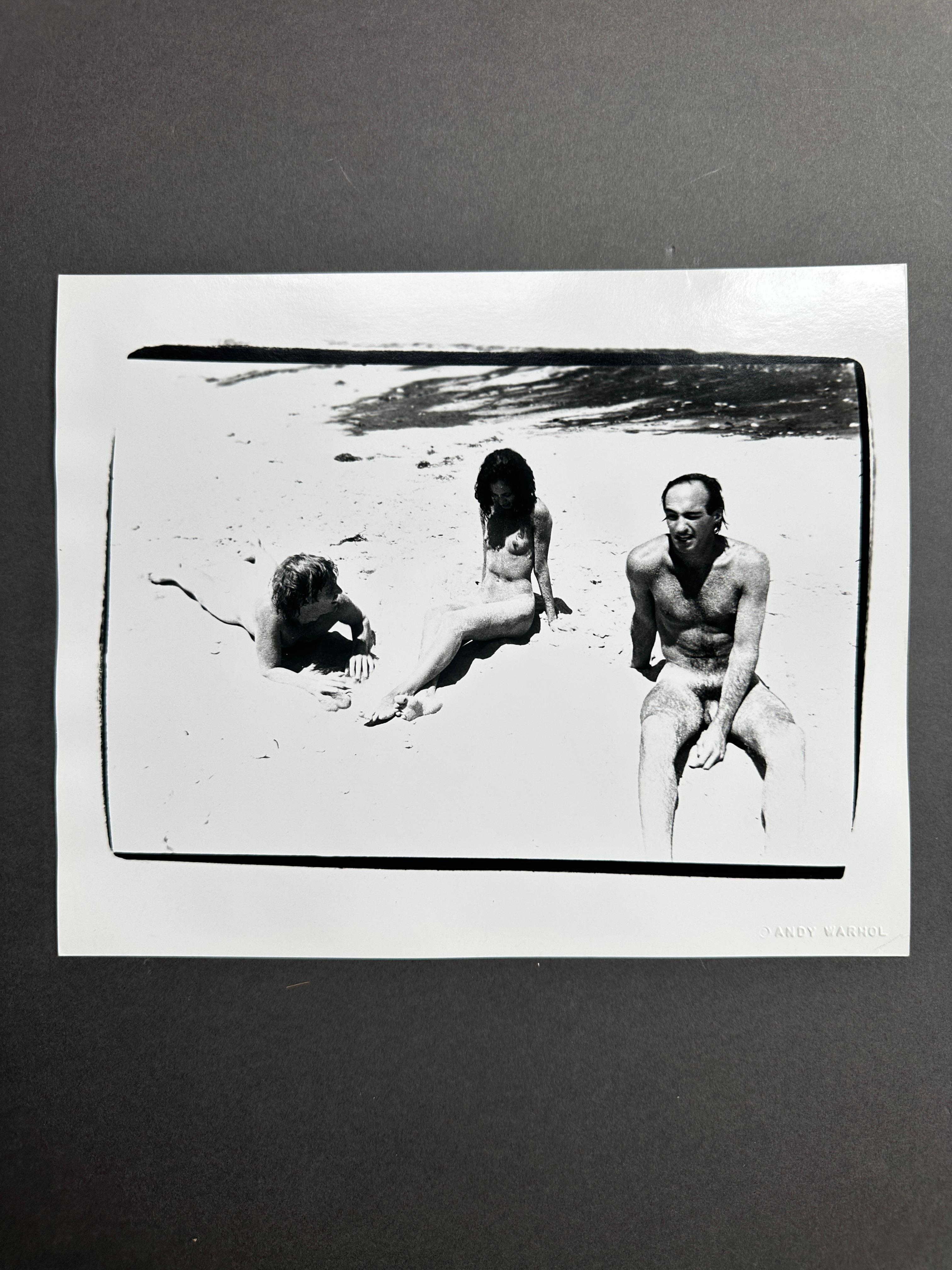 Chris Makos, Pat Cleveland et Jon Gould à Montauk - Photograph de Andy Warhol