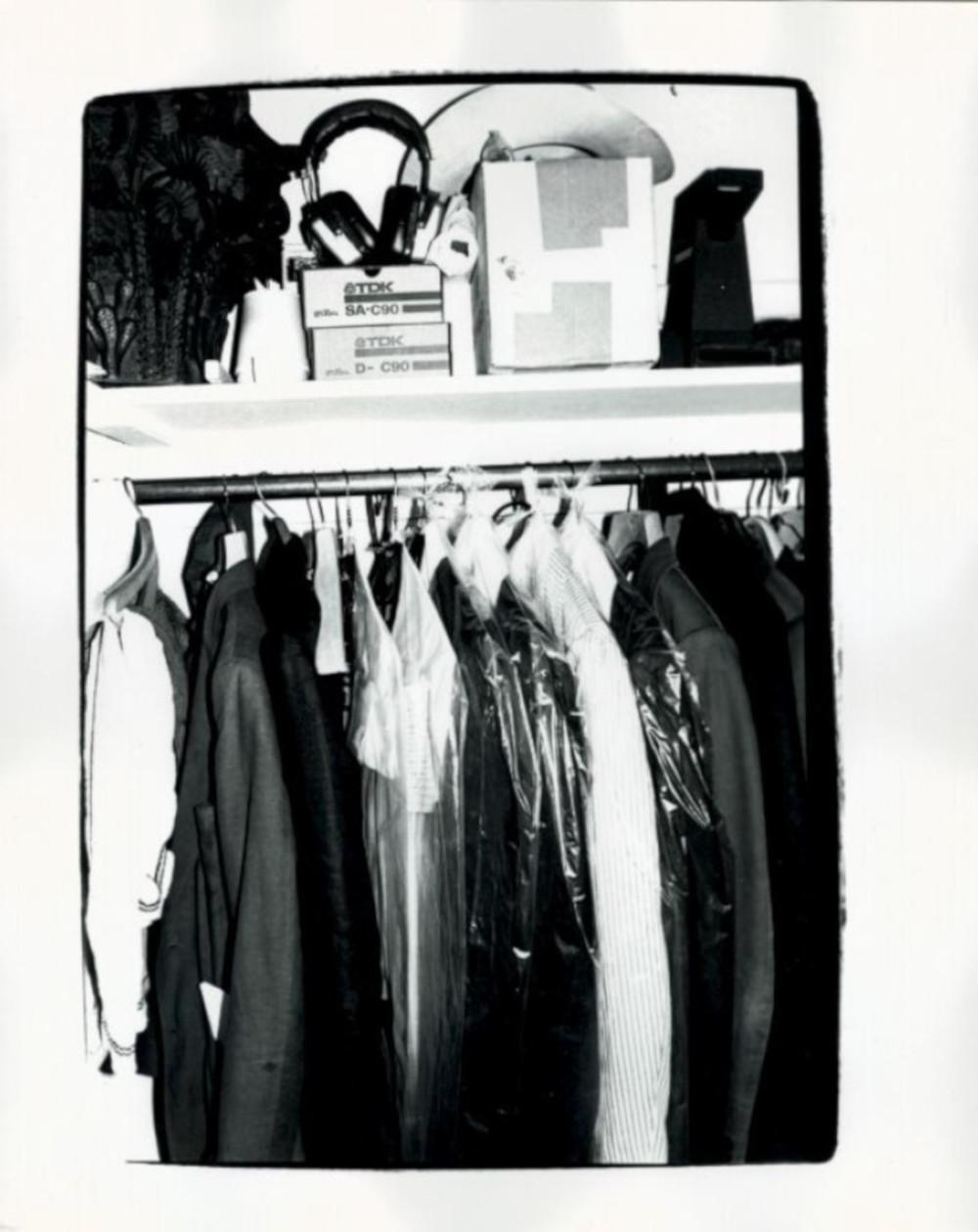 Andy Warhol Black and White Photograph – Garderobenschrank