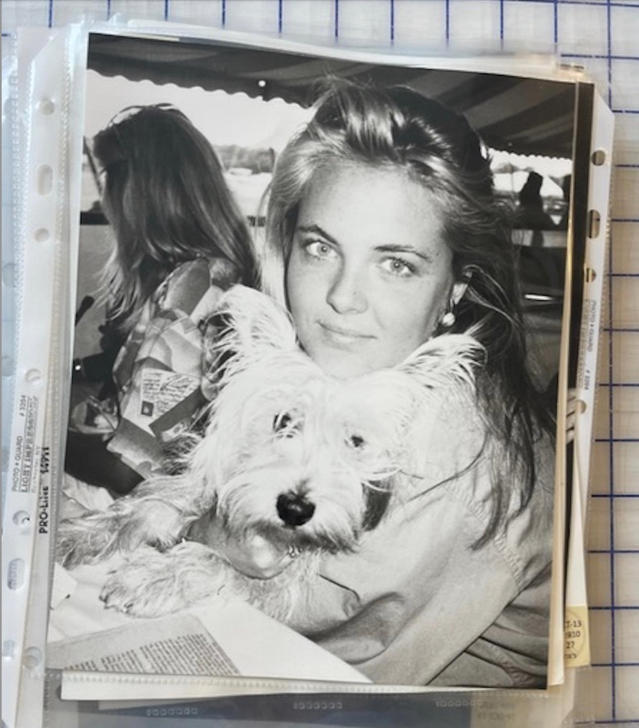 Cornelia Gast mit Hund – Photograph von Andy Warhol