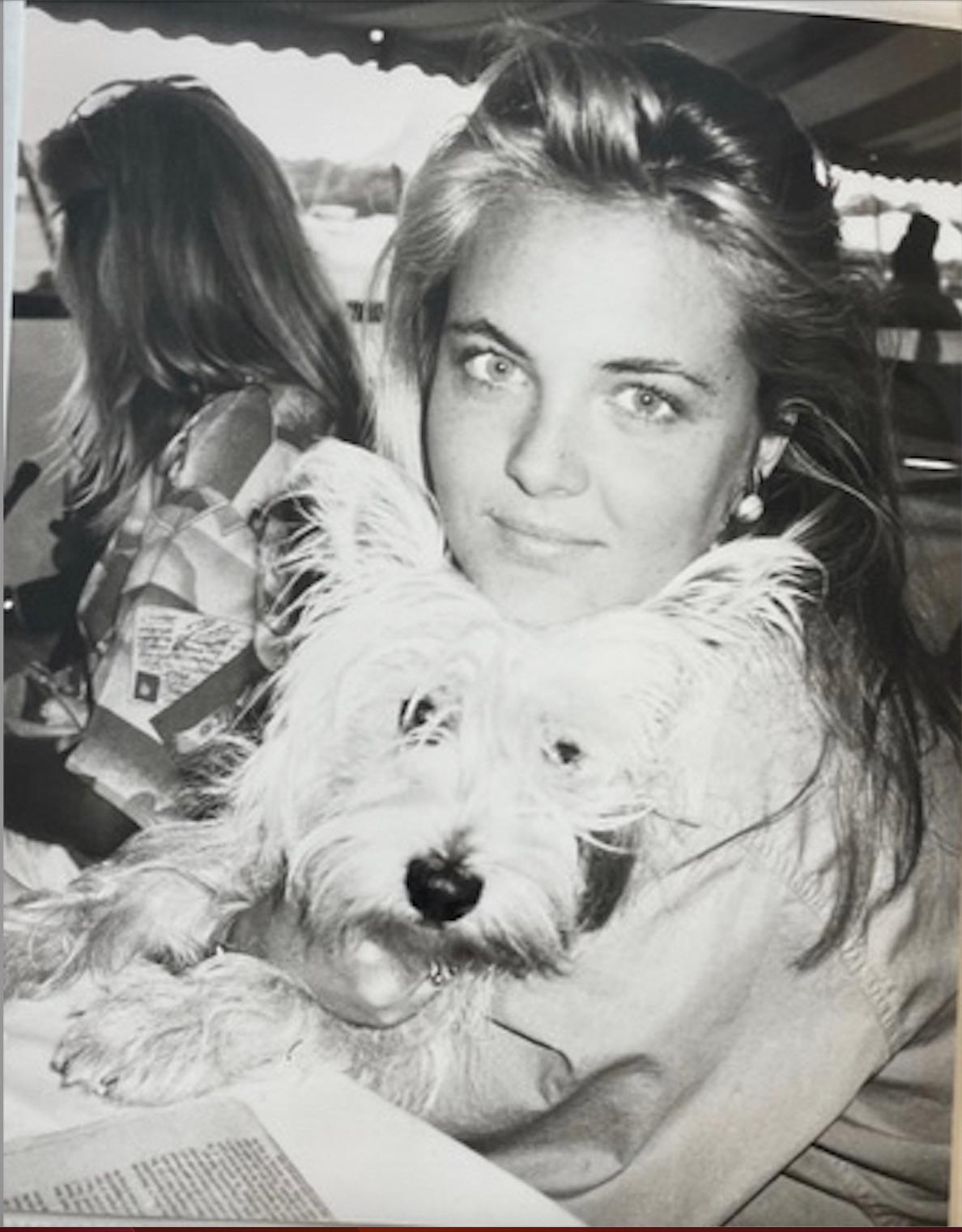 Andy Warhol Black and White Photograph – Cornelia Gast mit Hund
