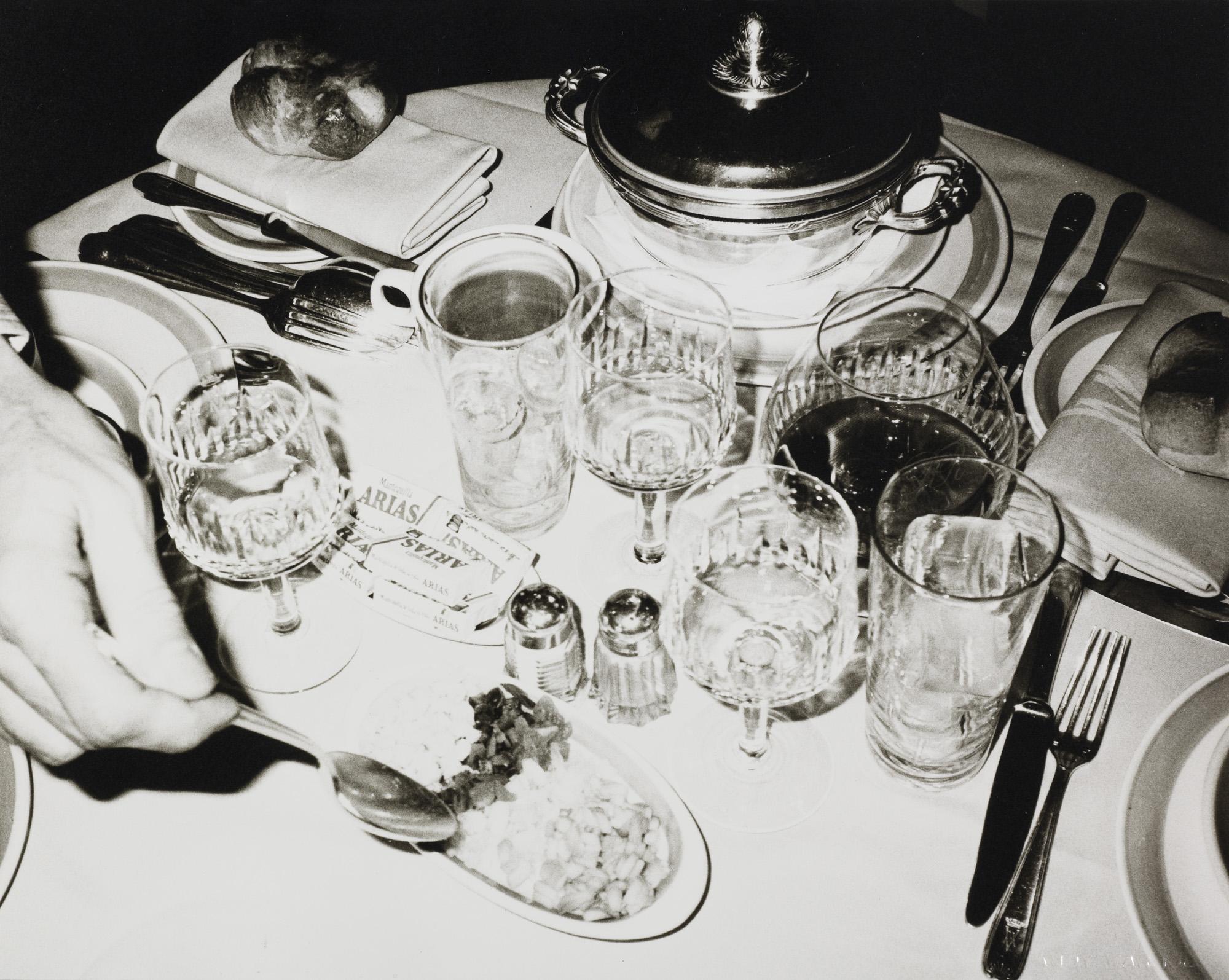 Impression argentique d'une table de salle à manger en Espagne par Andy Warhol 