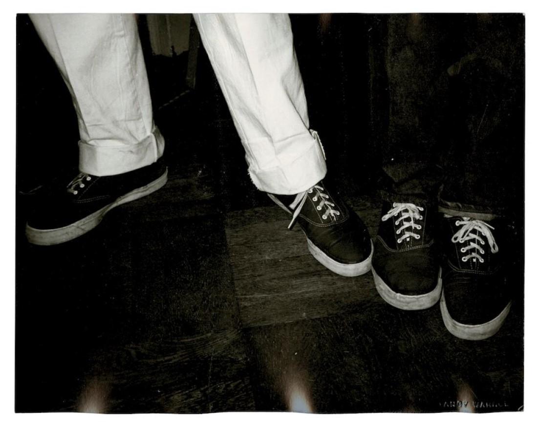 Andy Warhol Black and White Photograph – Füße mit Füßen