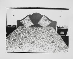 Impression argentique de chambre à coucher avec couvre-lit floral d'Andy Warhol
