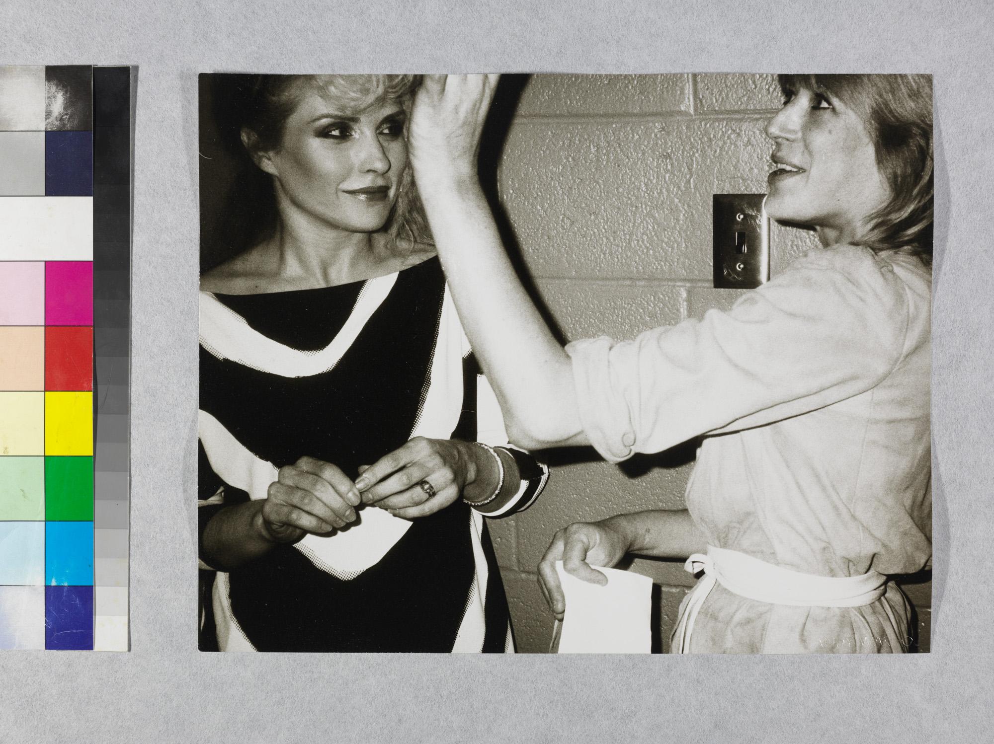 Gelatinesilberdruck von Debbie Harry und Marianne Faithful von Andy Warhol im Angebot 2