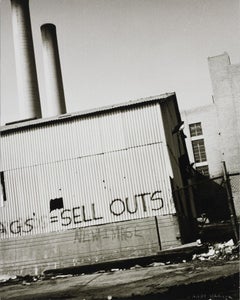 Impression gélatino-argentique de graffitis sur un bâtiment industriel par Andy Warhol