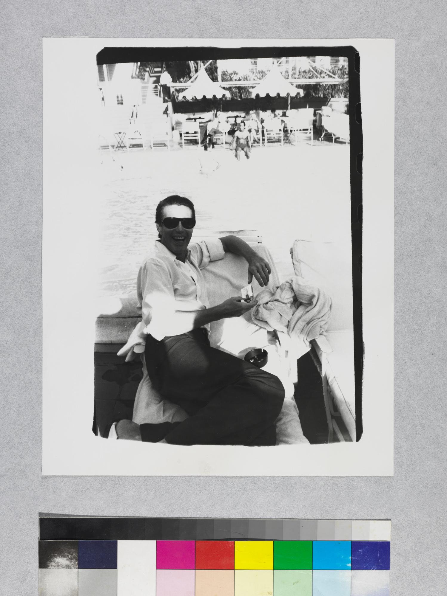Impression gélatino-argentique de Halston Poolside au Beverly Hills Hotel par Andy Warh - Pop Art Photograph par Andy Warhol