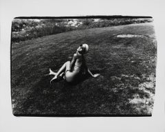 Impression argentique de Pat Cleveland sur gazon à Montauk par Andy Warhol