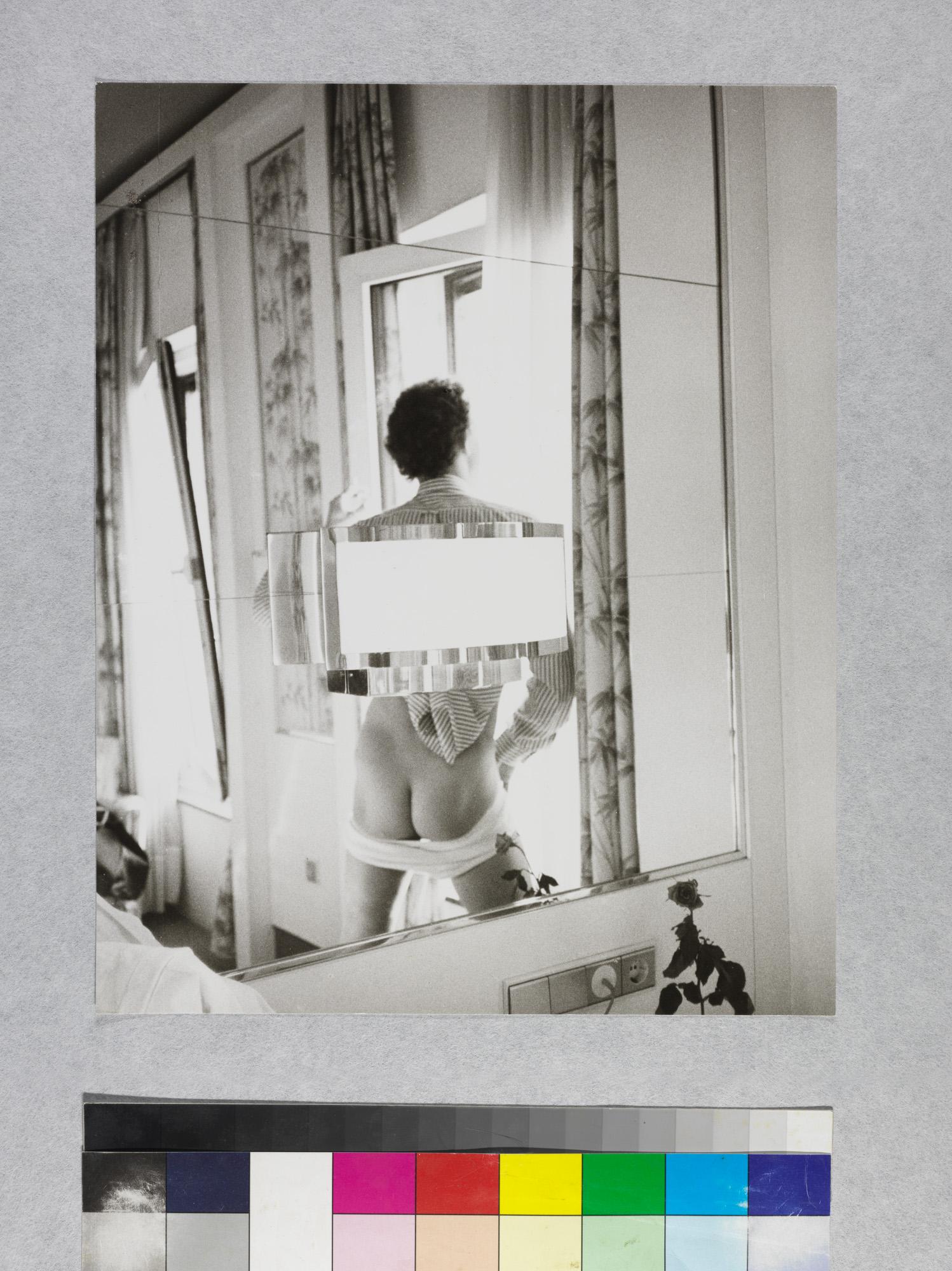 Gelatinesilberdruck eines unbekannten Mannes am Fenster von Andy Warhol im Angebot 2
