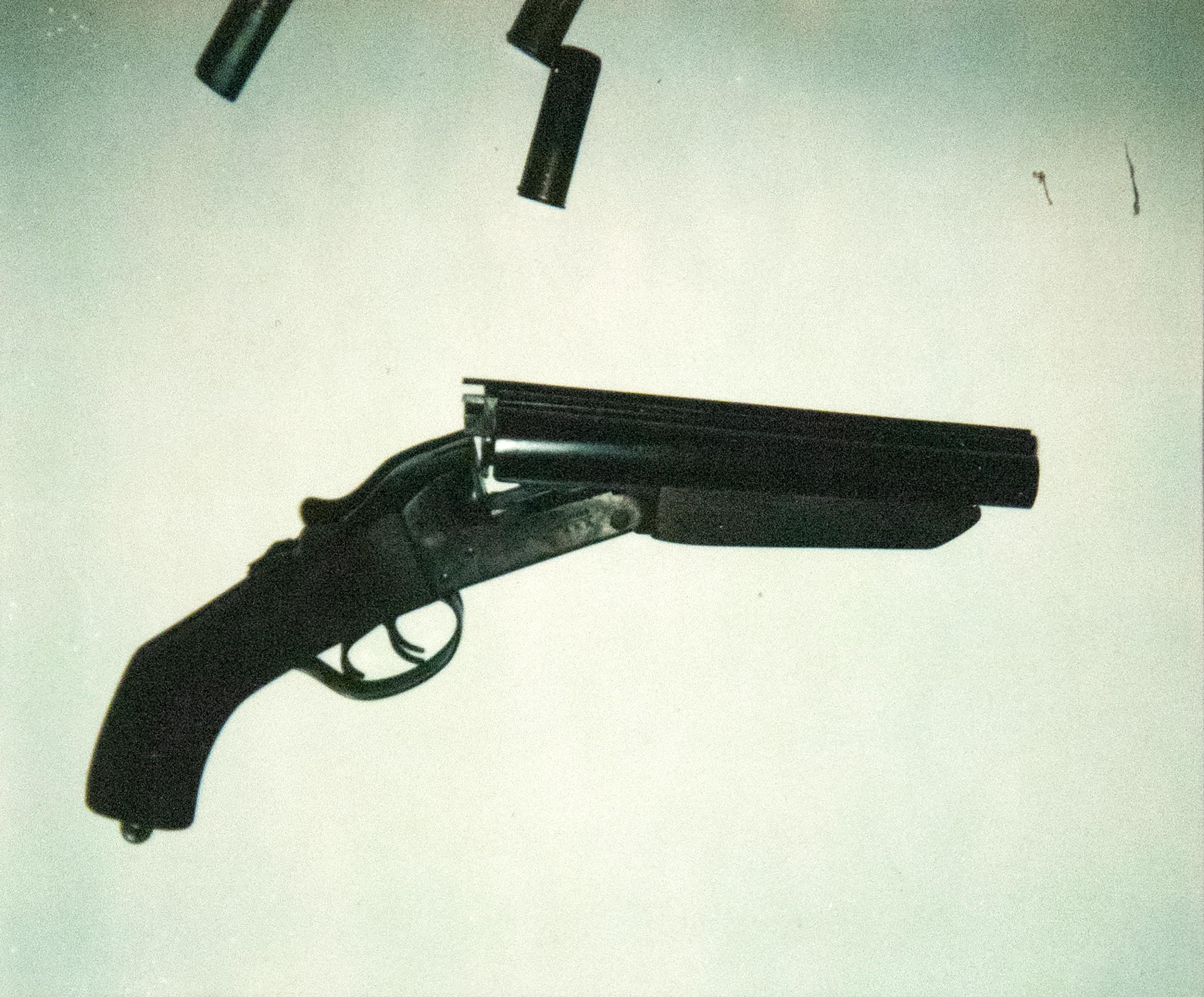 Color Photograph Andy Warhol - L'arme à feu