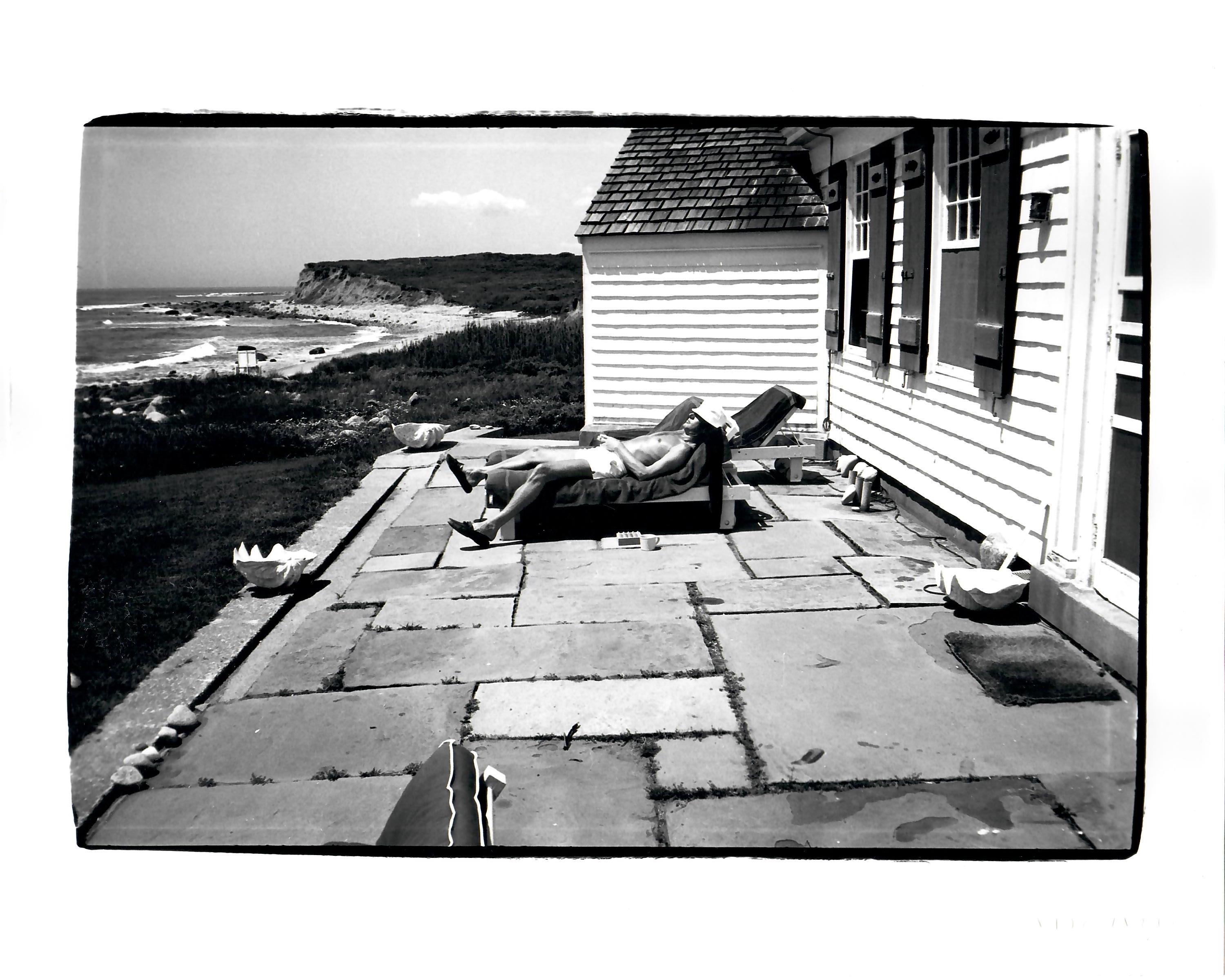 Andy Warhol Black and White Photograph – Halston im Strandhaus in Montauk