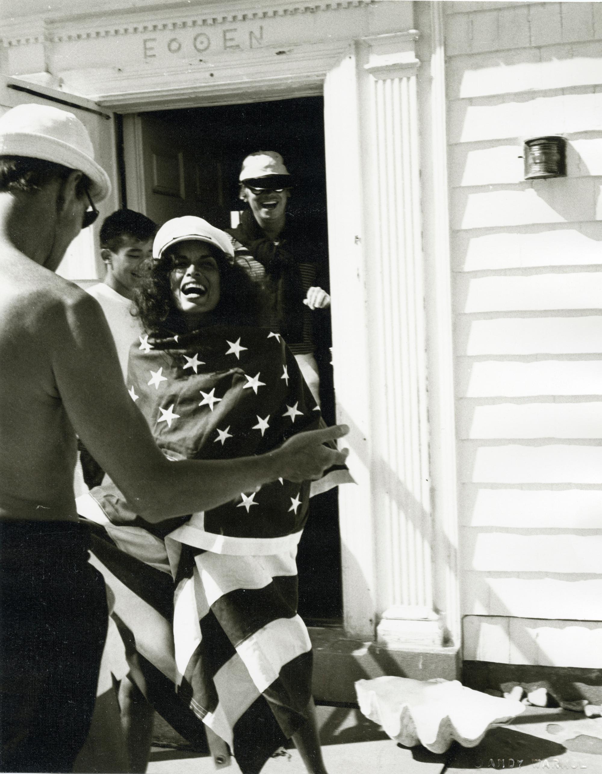Black and White Photograph Andy Warhol - Halston, Benjamin Liu, Bianca Jagger et Christopher Dodd