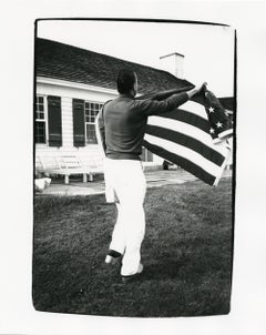 Halston hält die amerikanische Flagge im Nachlass von Warhol in Montauk