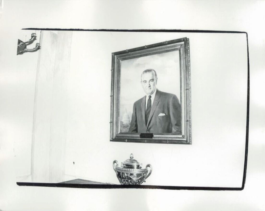 Andy Warhol Black and White Photograph – Die Lampe ist mit Deckel versehen