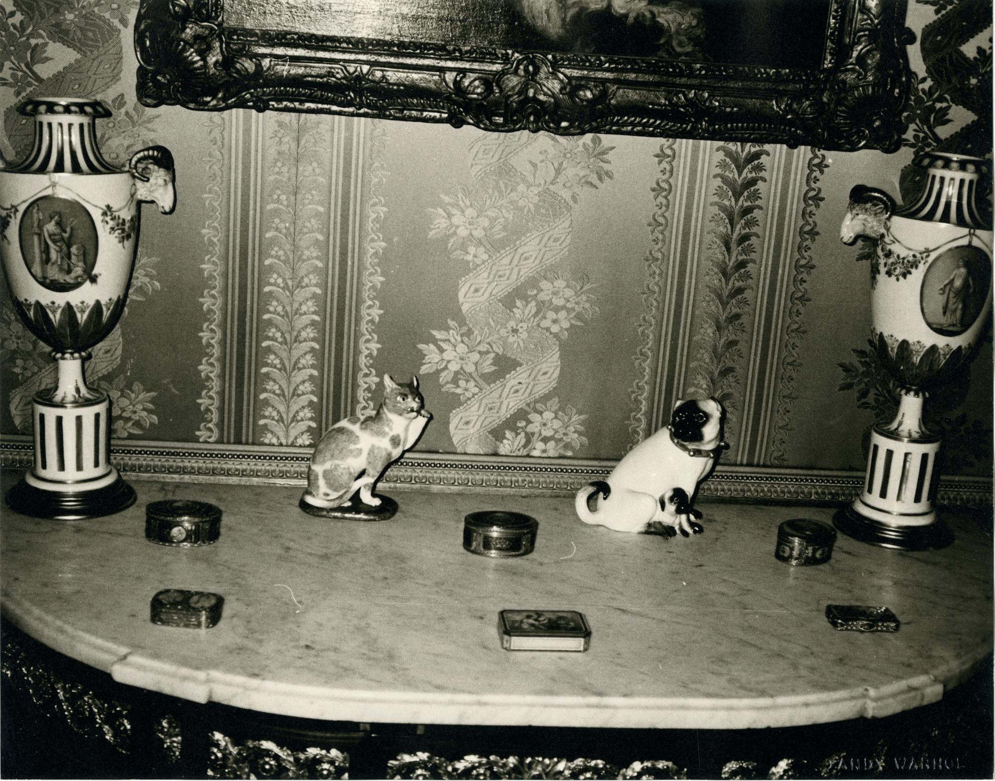 Andy Warhol Black and White Photograph – Interior Tischplatte mit Porzellan in Spanien