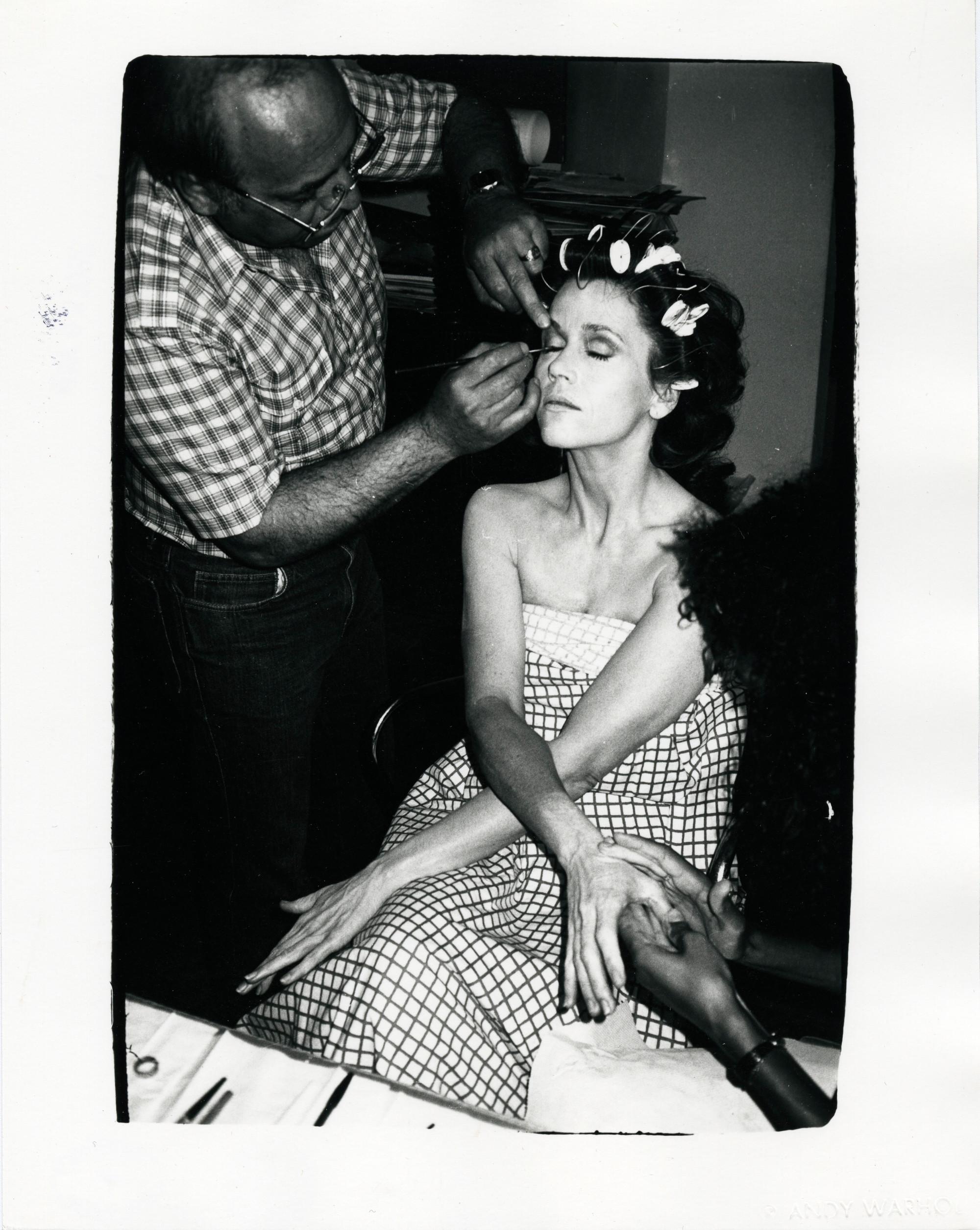 Black and White Photograph Andy Warhol - Jane Fonda en cheveux et en maquillage à The Factory