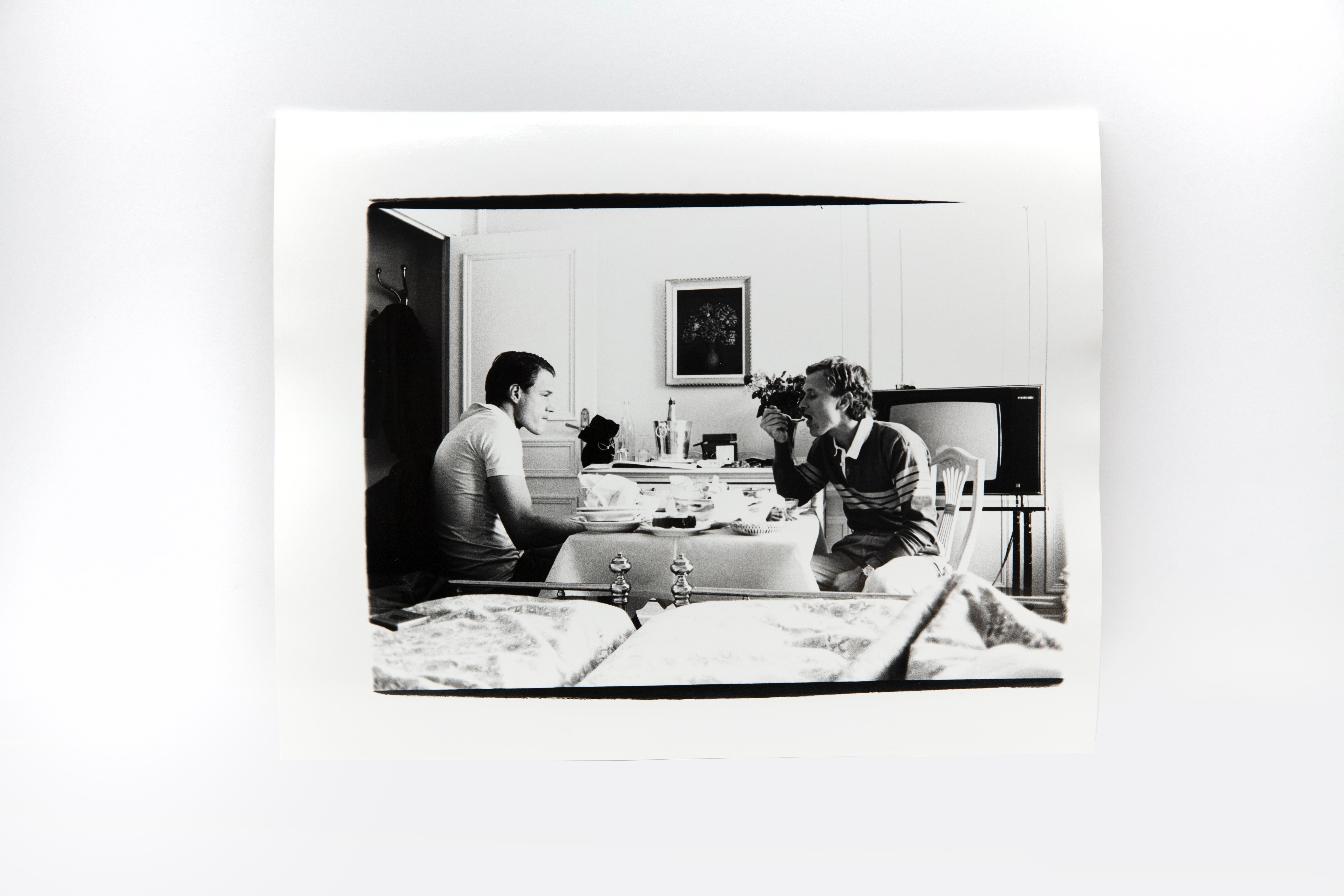Andy Warhol Portrait Photograph – Jed Johnson und Thomas Ammann im Hotelzimmer, Monte Carlo