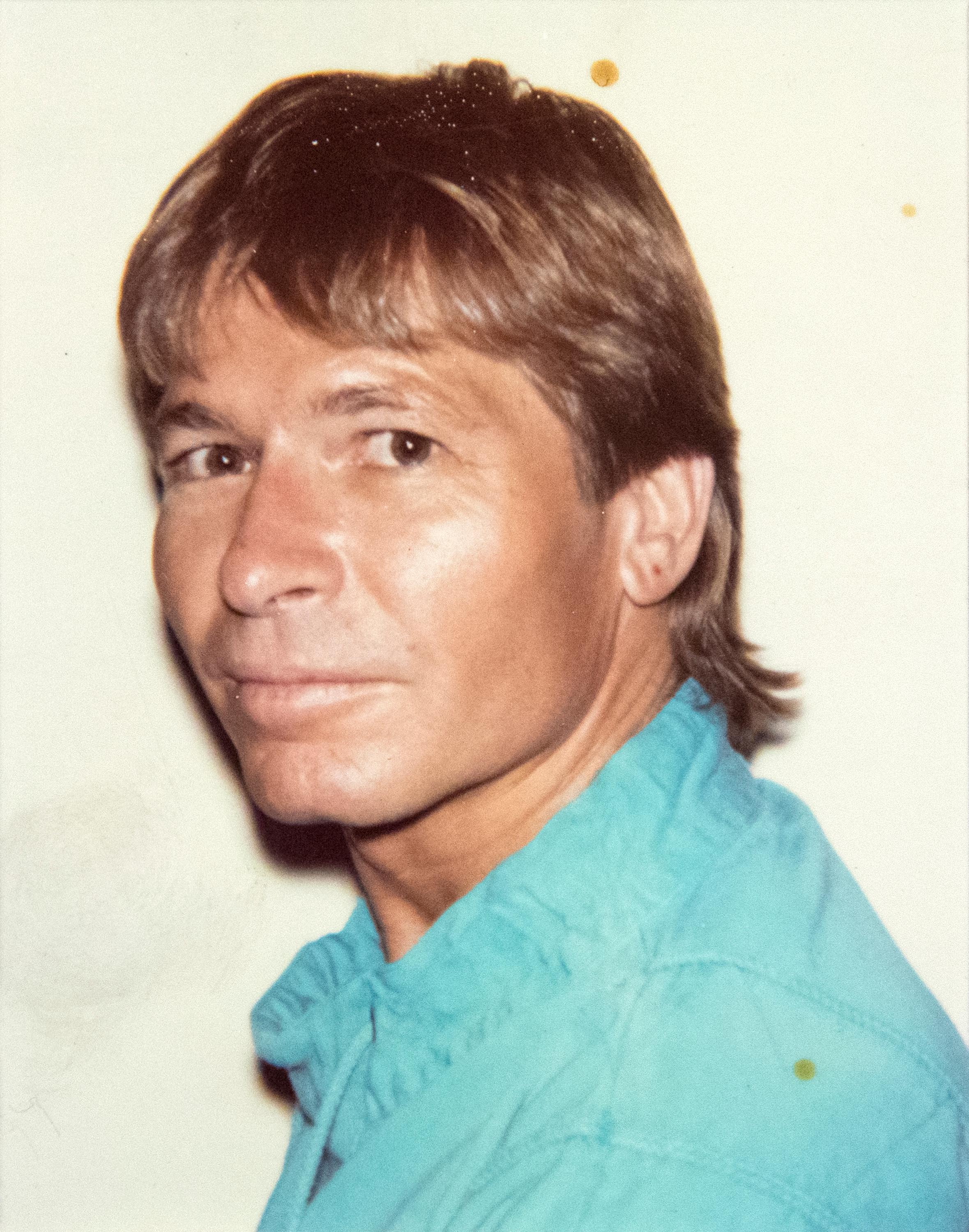 John Denver - Gris Portrait Photograph par Andy Warhol