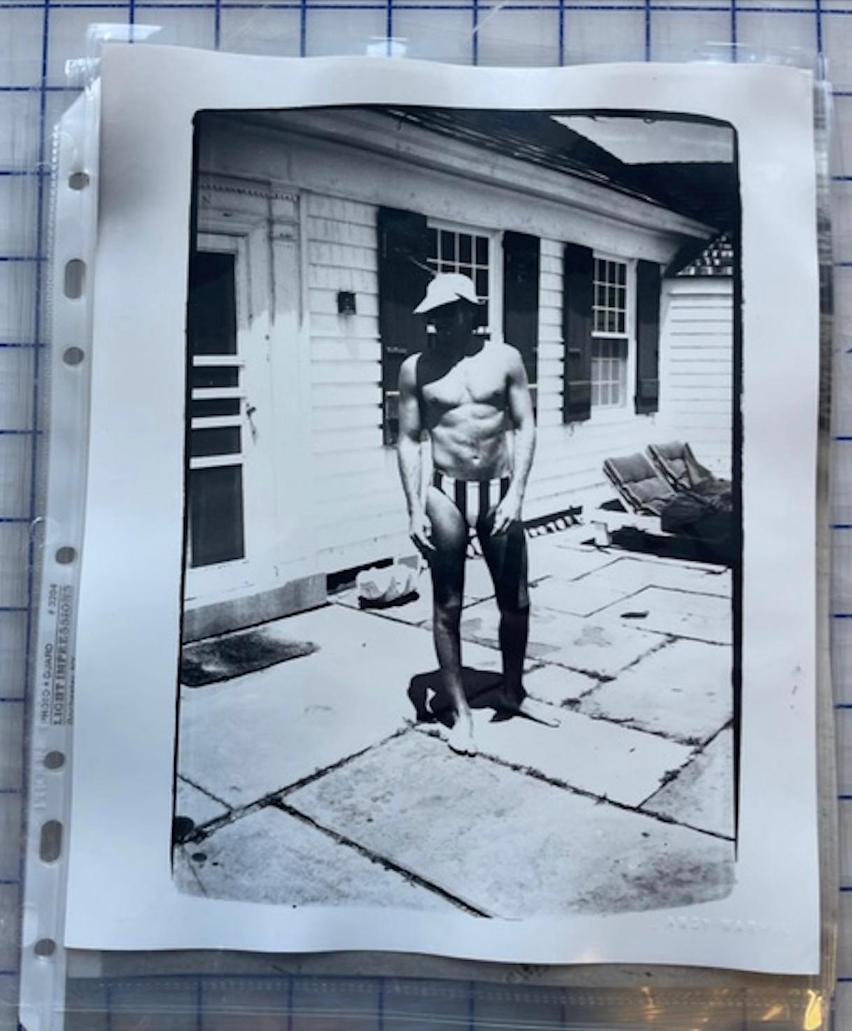 Jon Gould im Strandhaus in Montauk – Photograph von Andy Warhol