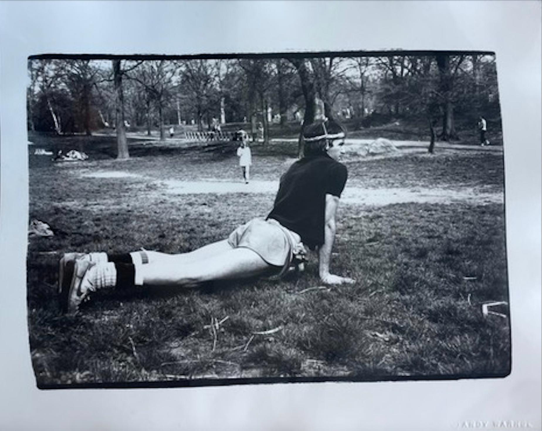 Figurative Photograph di Andy Warhol - Jon Gould si allena a Central Park